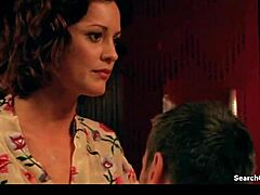 为什么Renai Caruso在Satisfaction S03E05中的裸胸MILF场景感觉如此诱人热辣？