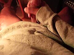 穿毛衣内裤的帅哥用大声呻吟挑逗他巨大的肌肉鸡巴