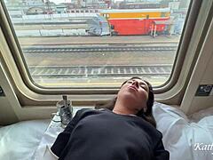 我在火车上叫列车员到我的隔间。我们聊天时她在休息。