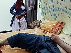 嘿，Desi女学生在看继父手淫后与他做爱