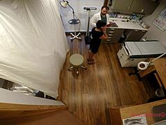 嘿，看可爱新生小奶子强制体检，由坦帕医生在大学医院 😏