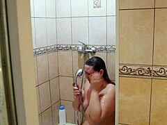 家摄像头抓胖MILF淋浴刮毛