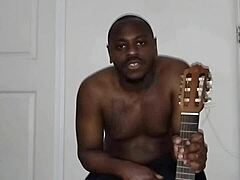 Continuing singing and dancing for free in this performance