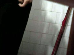 我偷偷藏起来拍姑姑不知情地洗澡