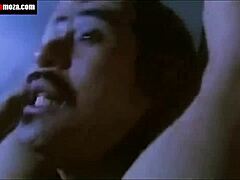 健美中国女孩感受强烈饥渴情绪，在硬性交和射精中与忍者猛男