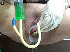 极端亚洲妈妈用瓶子在BDSM脱垂动作中伸展，从子宫悬挂！😱🍾