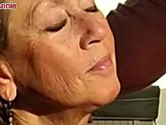 成熟Candi Annie户外挤奶鸡巴并吞精