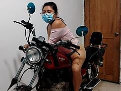 美艳加拿大继女房间发内衣视频干嘛？