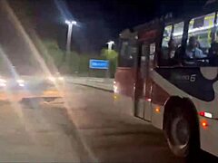 Esposa flashes and humiliates corno with amigo on praia exhibition! 🌊