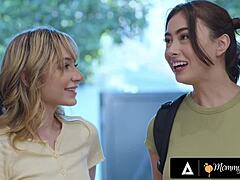 娇小少女Demi Hawks抓到丰满Chloe Surreal操继母Serene Siren，她们投入激烈女同磨豆高潮