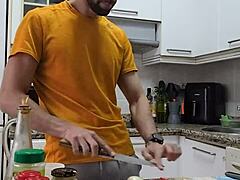 Cocino una tortilla, me desnudo, me pajeo y me corro sobre la comida 😏🍆💦