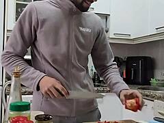 Cocino una tortilla, me desnudo, me pajeo y me corro sobre la comida 😏🍆💦