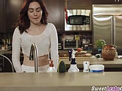 红发妹勾引高个朋友湿穴狂干