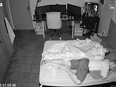 巨乳在支配游戏中被成熟业余者挑逗亲吻