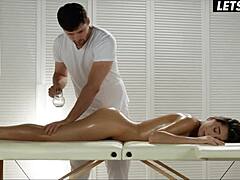 嘿，情色按摩变成肛交少女18+ Liya Silver