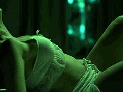 蓝发女孩和室友被外星生物附身后疯狂做爱