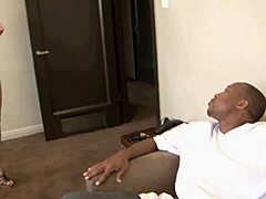 诺拉斯基鱼网高跟弯腰挨黑继爸狗爬大屌撑开