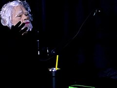 Negro top makes intense scenes on sheer red