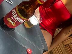 Exibida no bar com um homem casado.