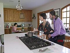 哦，继父们的免费使用政策让继家庭不停操！