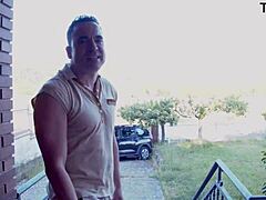 Me follo a la estudiante en el porche