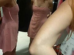 淫乱闺蜜试衣间放荡😏