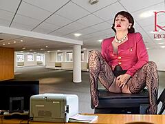 Secretary Masturbates Cunt