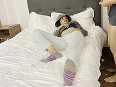 niñera mete dedos coño