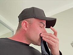 amigo oliendo lencería