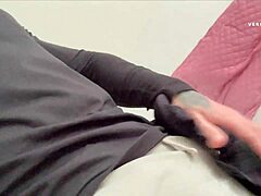 amigo oliendo lencería