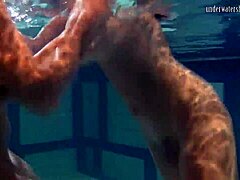 水下女同乳波荡漾