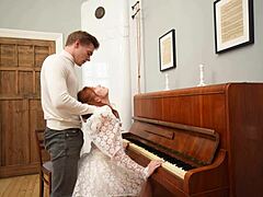 钢琴老师猛操学生